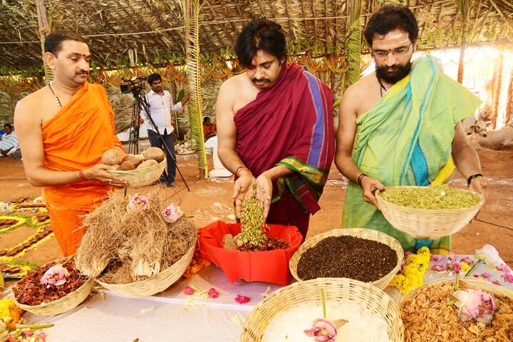 పూజలో భాగంగా పవన్ కు సహకరిస్తున్న అర్చకులు