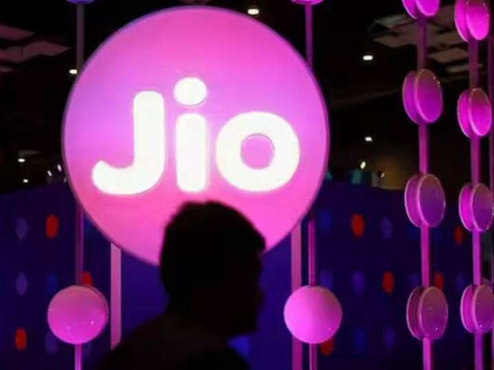 રિલાયન્સ જિયોએ તેના પ્રીપેડ ગ્રાહકો માટે 2 નવા પ્લાન લોન્ચ કર્યા છે. જેમાં તમને કોલિંગ, SMS અને ડેટાનો લાભ મળે છે. આ સિવાય કંપની કેટલીક OTT એપ્સનું સબસ્ક્રિપ્શન પણ આપે છે.