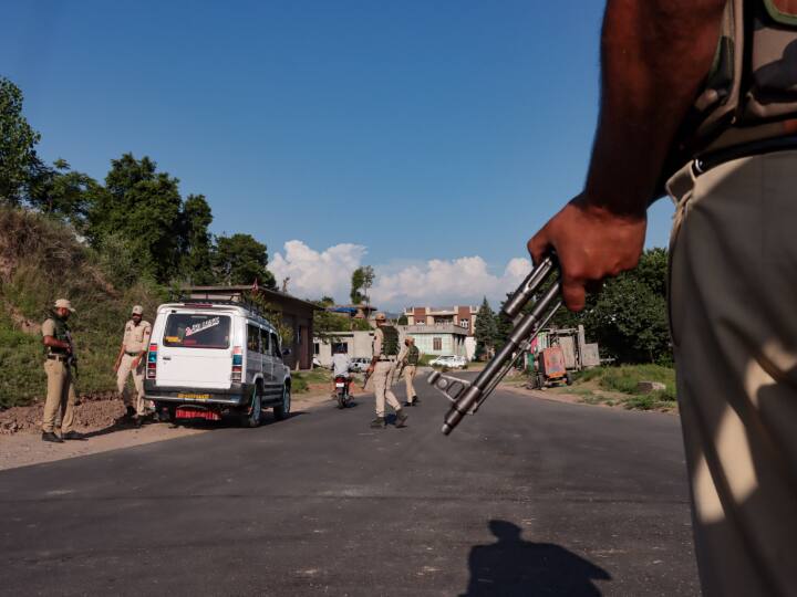 Two terrorists neutralised in joint operation of Army Kupwara Police in Dobanar Machhal area LoC Jammu Kashmir: कुपवाड़ा में LoC के पास 2 आतंकी ढेर, सुरक्षाबलों का ऑपरेशन जारी