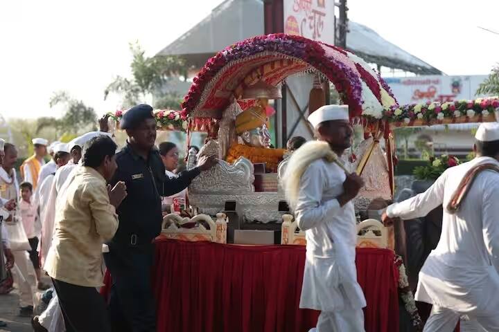 Gajanan Maharaj Palkhi in Parli  and Rukmini Mata Palkhi in Parbhani Ashadhi Wari 2023: गजानन महाराजांची पालखी परळीत तर रुक्मिणी मातेची पालखी परभणी दाखल