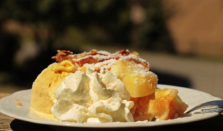 Mango Ice Cream Making: জৈষ্ঠ্যের প্রখর রোদের তেজ। বাইরে থাকাই দায়। এই সময় খানিক স্বস্তি দেয় ঠান্ডা সুস্বাদু আইসক্রিম।  