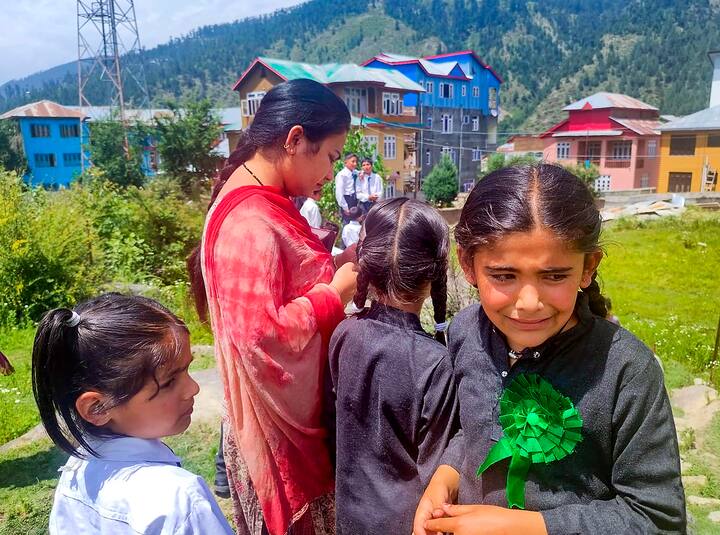 হঠাৎ সমস্ত কিছু কাঁপতে শুরু করায় আতঙ্ক ছড়িয়ে পড়ে এলাকাবাসীর মধ্যে। ভয়ে কাঁদতে শুরু করে স্কুলপড়ুয়ারাও।