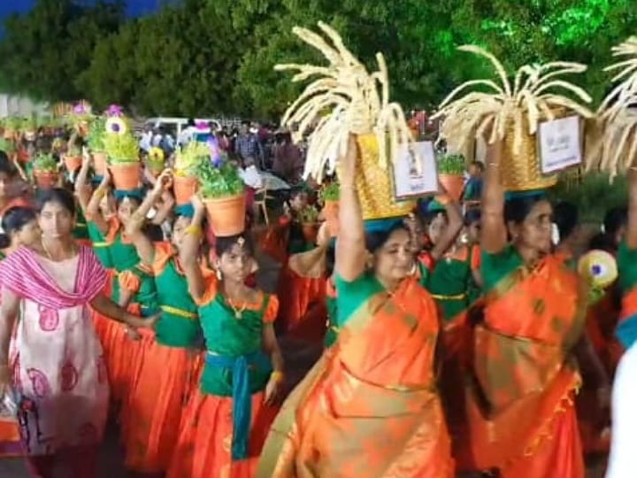 குளித்தலை அருகே வேங்காம்பட்டி ஸ்ரீ மாரியம்மன் கோயில் திருவிழா - பால்குடம் தூக்கிய பக்தர்கள்