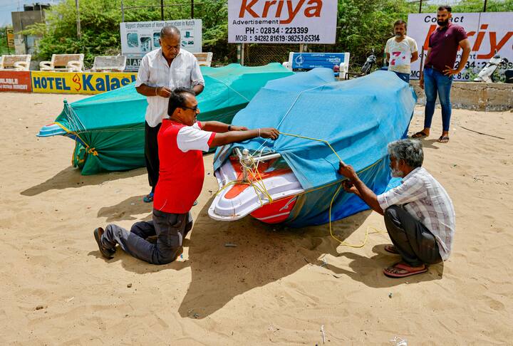 मच्छीमारांना समुद्रात न जाण्याचा इशारा हवामान विभागाने दिला आहे. येत्या 48 तासांत चक्रीवादलाचा जोर वाढण्याचा अंदाज वर्तवण्यात आला आहे.