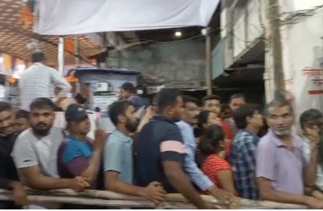 गर्दीचं नियोजन करताना पोलिसांची दमछाक झाली.