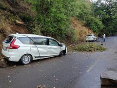 Raigad Landslide:  पाहा फोटो: किल्ले रायगड येथे दरड कोसळून वाहनांचे प्रचंड नुकसान, सुदैवाने जीवितहानी नाही