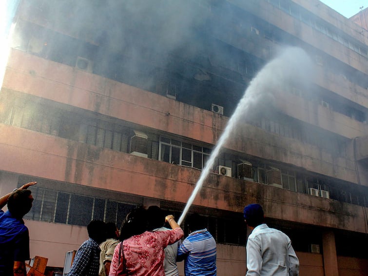 Army CISF Called To Douse Bhopal Govt Building Fire CM Shivraj Dials PM Narendra Modi Army, CISF Called To Douse Bhopal Govt Building Fire, CM Shivraj Speaks To PM Modi