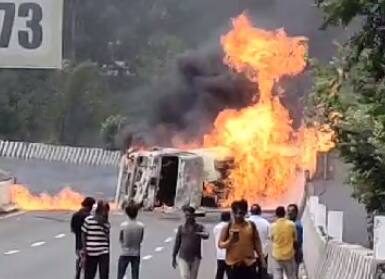 असं असलं तरी मागील तासाभरापासून ही आग विझवण्याचा प्रयत्न सुरु असताना मुंबई पुणे एक्सप्रेसवेवर पावसाने हजेरी लावल्याने आग आटोक्यात आली आहे. त्यामुळे वाहतूक कोंडी सुरळीत करण्याचा प्रयत्न केला जात आहे.
