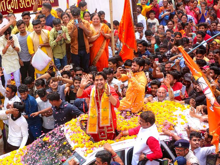 पंडित धीरेंद्र शास्त्री दिवसाला सुमारे आठ हजार रुपये कमवतात, असंही मीडिया रिपोर्टमध्ये म्हटलं आहे. दरम्यान, धीरेंद्र शास्त्री यांच्या संपत्तीबाबत विविध रिपोर्टमध्ये वेगवेगळी माहिती देण्यात आली आहे.