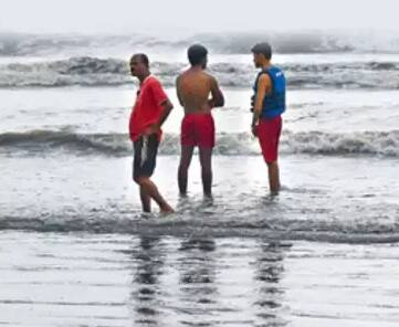 Mumbai:4 boys missing at sea near Juhu beach, 1 rescued, rescue ops underway Mumbai: બિપરજોય વાવાઝોડાને લઇને એલર્ટ છતાં જુહૂ બીચ પર ન્હાવા ગયેલા છ છોકરાઓ ડૂબ્યા, બેનો થયો આબાદ બચાવ