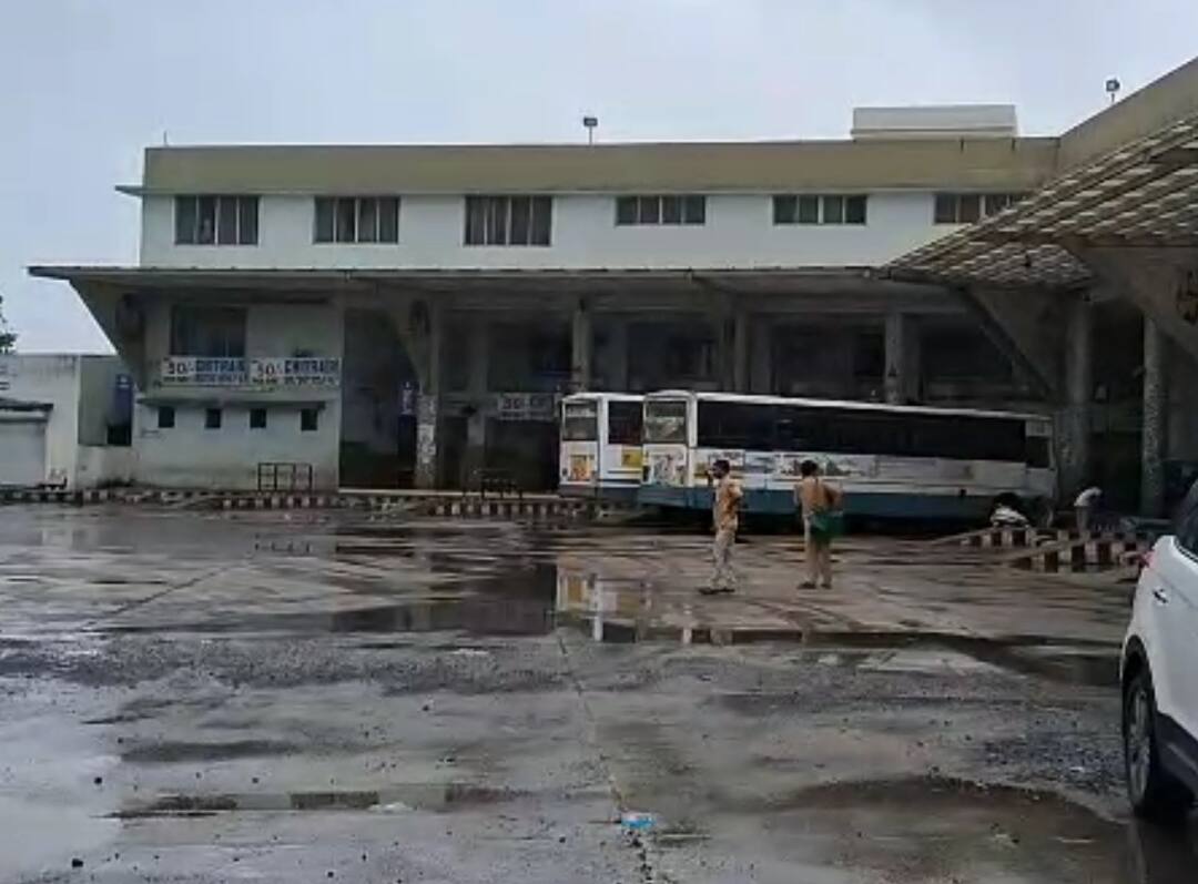 Cyclone Biparjoy : All routes of Porbandar ST depot closed due to cyclone Cyclone Biparjoy : પોરબંદરના દરિયાકાંઠે ફૂંકાઇ રહ્યો છે ભારે પવન, વાવાઝોડાને પગલે પોરબંદર એસટી ડેપોના તમામ રૂટ બંધ