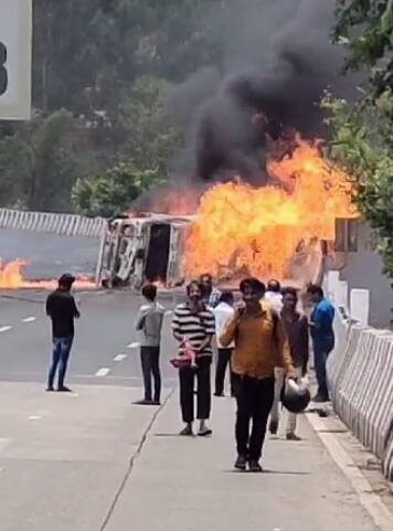 या आगीत दोघांचा मृत्यू झाल्याची माहिती मिळत आहे. तसेच, एक मृतदेह एक्सप्रेसवेवरच पडल्याचं पाहायला मिळालं होतं. मृतांचा आकडा वाढण्याची भिती व्यक्त केली जात आहे.