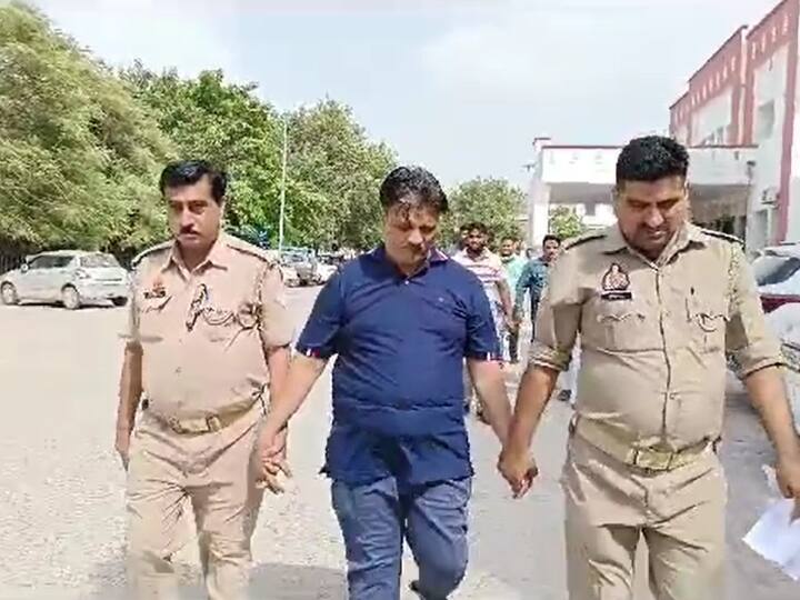 Kanpur SP MLA Irfan Solanki Uncle Ishtiaq Solanki Arrested By Police For ThreatenTo witness ANN UP News: सपा विधायक इरफान सोलंकी के परिवार पर कसा पुलिस का शिकंजा, इस मामले में चाचा गिरफ्तार