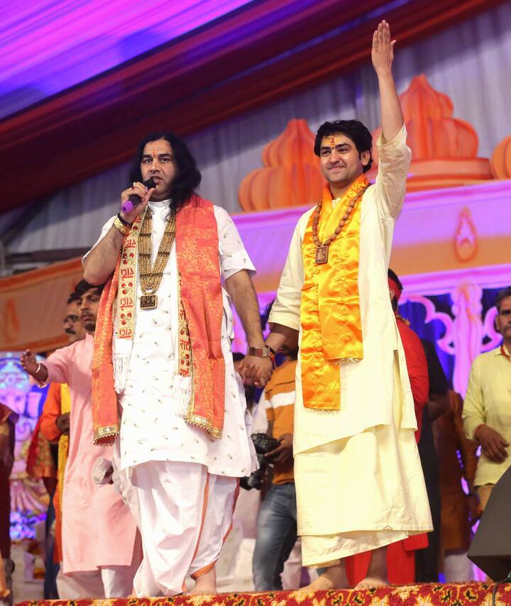 सर्व समस्यांचे निराकरण आणि भूत-पिशाच्च दूर करण्याच्या दाव्यामुळे धीरेंद्र शास्त्री यांना मोठी प्रसिद्धी मिळाली आहे. इतकंच नाही तर, यामुळे त्यांची आर्थिक परिस्थितीही सुधारली आहे.