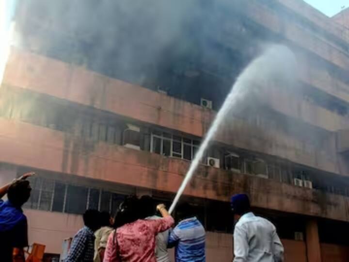 Satpura Bhavan Fire: 17 घंटों तक जलता रहा शिवराज सरकार का सतपुड़ा भवन, 12 हजार फाइलें हुईं जलकर खाक Bhoal Satpura Bhavan Fire 13 thousand files got burnt CM Shivraj Singh Chouhan MP News Ann Satpura Bhavan Fire: 17 घंटों तक जलता रहा शिवराज सरकार का सतपुड़ा भवन, 12 हजार फाइलें हुईं जलकर खाक
