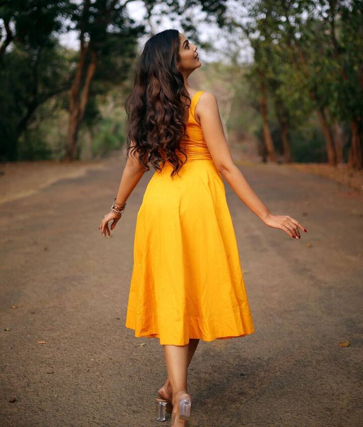 पूजाच्या या लूकनं अनेकांचे लक्ष वेधलं असून नेटकऱ्यांनी तिच्या या लूकचं कौतुक केलं आहे.