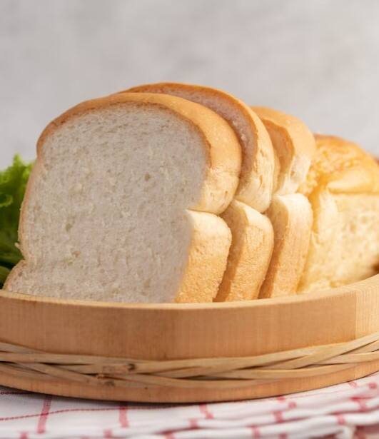 ਕੁਝ ਲੋਕ ਘਰ ਬਣੀ ਆਟੇ ਦੀ ਰੋਟੀ ਖਾਣਾ ਹੀ ਦੇਣਾ ਪਸੰਦ ਕਰਦੇ ਹਨ ਪਰ ਦੂਜੇ ਪਾਸੇ ਕੁਝ ਲੋਕਾਂ ਦਾ ਮੰਨਣਾ ਹੈ ਕਿ ਬ੍ਰੈੱਡ ਹਲਕਾ ਨਾਸ਼ਤਾ ਹੈ ਤੇ ਇਹ ਪੇਟ 'ਚ ਆਸਾਨੀ ਨਾਲ ਪਚ ਜਾਂਦੀ ਹੈ।  ਇਸ ਲਈ ਬ੍ਰੈੱਡ ਦਿਨੋਂ-ਦਿਨ ਸਾਡੀ ਆਧੁਨਿਕ ਜੀਵਨ ਸ਼ੈਲੀ ਦਾ ਇੰਨਾ ਮਹੱਤਵਪੂਰਨ ਹਿੱਸਾ ਬਣ ਗਿਆ ਹੈ ਕਿ ਇਹ ਕਿਸੇ ਵੀ ਕਰਿਆਨੇ ਦੀ ਦੁਕਾਨ 'ਤੇ ਆਸਾਨੀ ਨਾਲ ਉਪਲਬਧ ਹੈ।