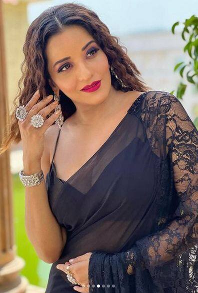 ਬਲੈਕ ਸਾੜ੍ਹੀ 'ਚ ਮੋਨਾਲੀਸਾ ਇੱਕ ਤੋਂ ਵਧ ਕੇ ਇੱਕ ਹੌਟ ਪੋਜ਼ ਦੇ ਕੇ ਪ੍ਰਸ਼ੰਸਕਾਂ ਦੇ ਦਿਲਾਂ ਨੂੰ ਜ਼ਖ਼ਮੀ ਕਰਦੀ ਨਜ਼ਰ ਆ ਰਹੀ ਹੈ।
