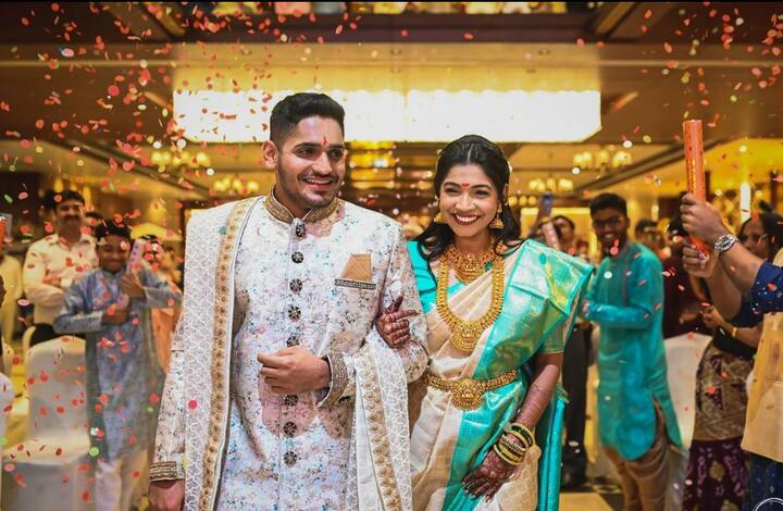 தற்போது நிச்சயதார்த்த புகைப்படங்களை தனது இன்ஸ்டாகிராம் பக்கத்தில் பதிவிட்டர் துஷார் தேஷ்பாண்டே. இந்த புகைப்படம் சமுக வலைதளத்தில் வைரலாகி வருகிறது.