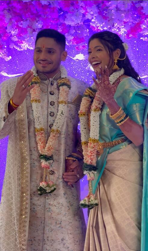 துஷார் தேஷ்பாண்டேவிற்கும் அவரது தோழியான நபா கடாம்வார் என்பவருக்கும் நேற்று நிச்சயதார்த்தம் நடந்தது.