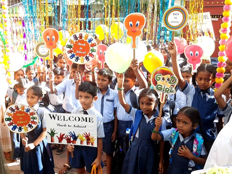 Puducherry Schools open today in Puducherry after summer vacation. புதுச்சேரி: கோடை விடுமுறைக்கு பின் பள்ளிகள் திறப்பு...ஆர்வமாக வந்த மழலைகள்