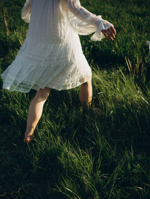 हरी घास में नंगे पैर चलने के 5 फायदे