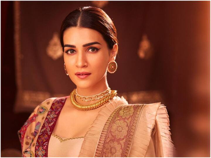 Adipurush Actress Name, Kriti Sanon Latest Pics : 'ఆదిపురుష్'లో సీతాదేవి పాత్రలో నటించిన కృతి సనన్ సోషల్ మీడియాలో కొత్త ఫోటోలు పోస్ట్ చేశారు (Image Courtesy : kritisanon / Instagram)