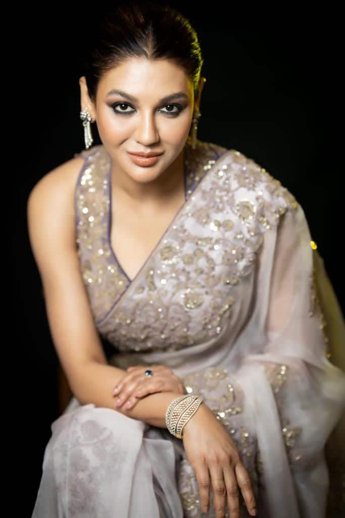 আর এবার শাড়িতে চোখ ধাঁধালেন অভিনেত্রী  জয়া আহসান।