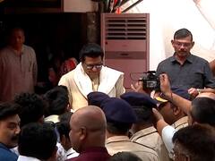 मनसे अध्यक्ष राज ठाकरे यांचा आज वाढदिवस; निवासस्थानाबाहेर येऊन स्वीकारल्या शुभेच्छा, मनसे कार्यकर्त्यांची मोठ्या संख्येने हजेरी