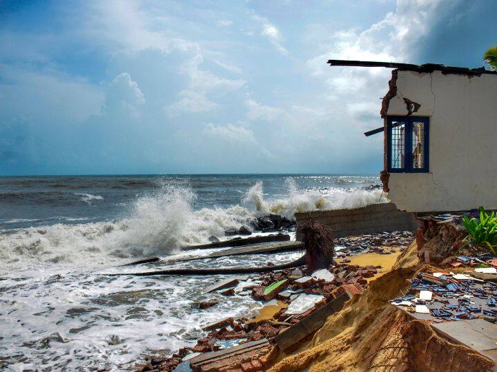 Cyclone Biparjoy: चक्रवात बिपरजॉय से होने वाले खतरे को देखते हुए अब तक कुल 50 हजार लोगों को सुरक्षित स्थानों पर शिफ्ट किया गया है. केंद्र सरकार भी स्थिति पर पूरी तरह से नजर बनाए हुए है.