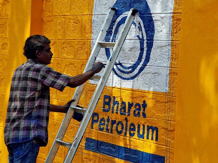 BPCL: अगर आप बीपीसीएल के ग्राहक हैं तो अभी अपने फोन में 1800224344 नंबर को सेव कर लीजिए. इसके जरिए आप कंपनी की सेवाओं का लाभ व्हाट्सऐप पर ही उठा पाएंगे.