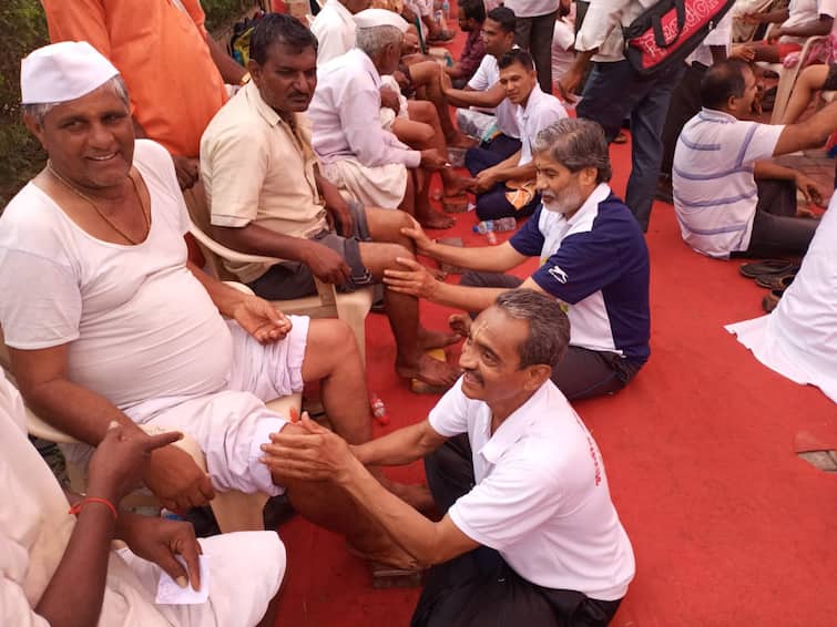 Ashadhi Wari 2023  Massage for tired walkeries in Diveghat Ashadhi Wari 2023 : मालिशमुळे वारकरी सुखावले... दिवेघाटात चालून थकलेल्या वारकऱ्यांच्या चेहऱ्यावर एका क्षणात हसू