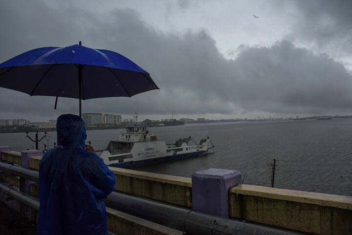 উত্তরবঙ্গে থমকে আছে মৌসুমী অক্ষরেখা । মালদার উপরে রয়েছে অক্ষরেখাটি। উত্তরবঙ্গে ভারী থেকে অতি ভারী বৃষ্টির সতর্কতা রয়েছে। কিন্তু দক্ষিণবঙ্গে এখনও বৃষ্টির অপেক্ষা।