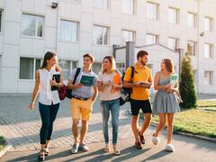 ​12वीं के बाद विदेश में करना चाहते हैं पढ़ाई, जानिए एक्सपर्ट्स की क्या है इस पर राय