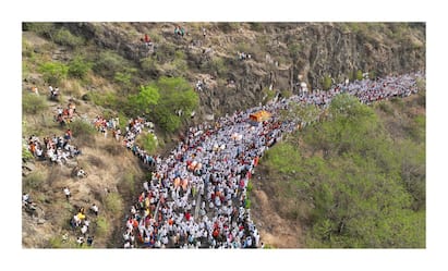 ज्ञानोबांसाठी निसर्ग नटला होता. वारकऱ्यामुळे दिवे घाट दुमदुमला होता.