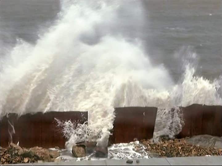 सकाळपासूनच मुंबई किनारपट्टी लगत समुद्र खवळलेला पाहायला मिळत आहे.
