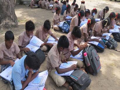 Nagapattinam Government school classroom problem in Nagore muttam  TNN நாகூர் அருகே அரசு பள்ளி மாணவர்கள் சுட்டெரிக்கும் வெயிலில் பயிலும் அவலம் - அரசு கவனத்தில் கொள்ளுமா..?