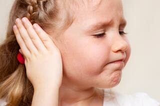 Do not ignore the problem of persistent ear pain, this disease can be caused by anyone Ear Pain : સતત થતા કાનના દુખાવવાની સમસ્યાને અવગણશો નહિ, આ બીમારી હોઇ શકે છે કારણભૂત