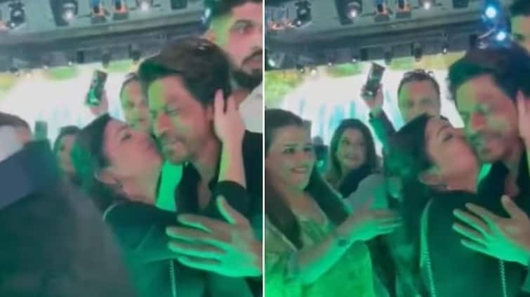 female-fan-kisses-shah-rukh-khan-at-dubai-event-netizens-comment-jail-me-daalo-ladki-ko Shah Rukh Khan: ਸ਼ਾਹਰੁਖ ਖਾਨ ਨੂੰ ਦੁਬਈ ਦੇ ਈਵੈਂਟ 'ਚ ਫੀਮੇਲ ਫੈਨ ਨੇ ਅਚਾਨਕ ਕੀਤੀ ਕਿਸ, ਵੀਡੀਓ ਹੋਈ ਵਾਇਰਲ