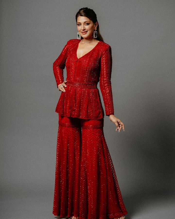 सोनाली ने एक्टर सुनील शेट्टी के साथ कई फिल्मों में काम किया है. इस दौरान दोनों के बीच काफी अच्छी दोस्ती भी हो गई थी. साथ ही ये भी कहा जाता था कि दोनों का अफेयर चल रहा है. लेकिन क्या आप जानते हैं कि एक बार सुनील एक्ट्रेस के लिए मुसीबत बन गए थे.