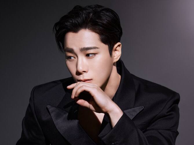 Download Cha Eunwoo In Black Suit Wallpaper