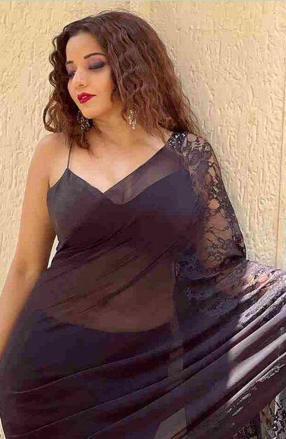 ਮੋਨਾਲੀਸਾ ਨੇ ਆਪਣੇ ਇਸ ਲੁੱਕ ਨੂੰ ਕੰਨਾਂ ਵਿੱਚ ਈਅਰਰਿੰਗਸ,ਕਰਲਡ ਹੇਅਰ ਅਤੇ ਪਰਫੈਕਟ ਮੇਕਅੱਪ ਨਾਲ ਪੂਰਕ ਕੀਤਾ ਹੈ।