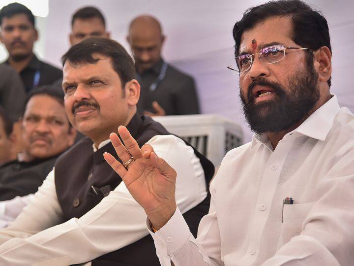 इस विज्ञापन के बाद सवाल उठे कि क्या डिप्टी सीएम देवेंद्र फडणवीस और सीएम एकनाथ शिंदे के बीच दूरी बढ़ गई है. दरअसल, फडणवीस महाराष्ट्र स्टेट रोड ट्रांसपोर्ट निगम के स्थापना दिवस कार्यक्रम में मुख्यमंत्री के साथ नहीं गए. इसके अलावा वो मंगलवार (13 जून) को भी कोल्हापुर में होने वाले प्रोग्राम में भी नहीं शामिल हुए थे. ऐसा माना गया कि फडणवीस विज्ञापन को लेकर नाराज हैं.