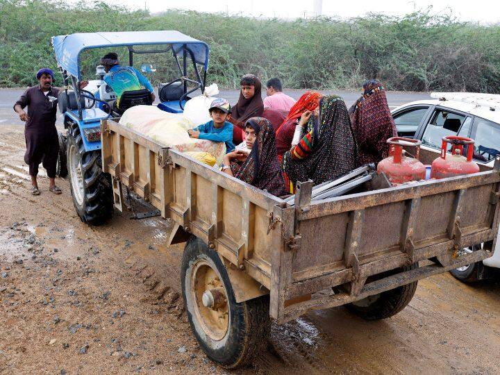 लोगों को सुरक्षित स्थानों पर पहुंचाने का काम भी जारी है. केंद्र सरकार का आदेश है कि जल्द से जल्द संवेदनशील स्थानों पर रह रहे लोगों को सुरक्षित स्थानों में शिफ्ट किया जाना चाहिए.