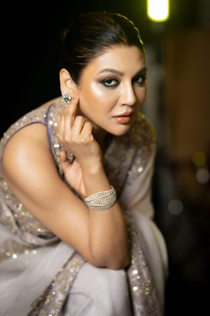 সঙ্গে ছিল যথাযথ মেকআপ ও অ্য়াকসেসারিজ।