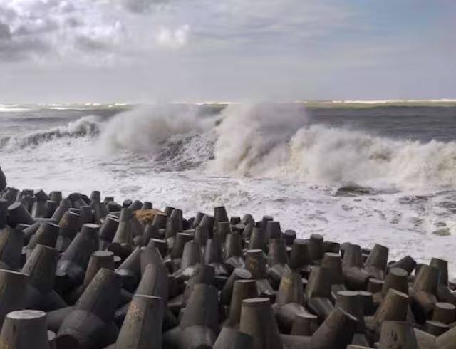 ਚੱਕਰਵਾਤ ਬਿਪਰਜੋਏ 15 ਜੂਨ ਨੂੰ  ਗੁਜਰਾਤ ਦੇ ਮੰਡਵੀ ਅਤੇ ਪਾਕਿਸਤਾਨ ਦੇ ਕਰਾਚੀ ਤੋਂ 125-135 ਤੋਂ ਲੈ ਕੇ 150 ਕਿਲੋਮੀਟਰ ਪ੍ਰਤੀ ਘੰਟਾ ਦੀ ਰਫ਼ਤਾਰ ਨਾਲ ਹਵਾ ਦੀ ਰਫ਼ਤਾਰ ਨਾਲ ਗੁਜ਼ਰੇਗਾ। ਇਸ ਕਾਰਨ ਸਮੁੰਦਰ ਵਿੱਚ ਉੱਚੀਆਂ ਲਹਿਰਾਂ ਉੱਠਣਗੀਆਂ ਅਤੇ ਭਾਰੀ ਮੀਂਹ ਪਵੇਗਾ।