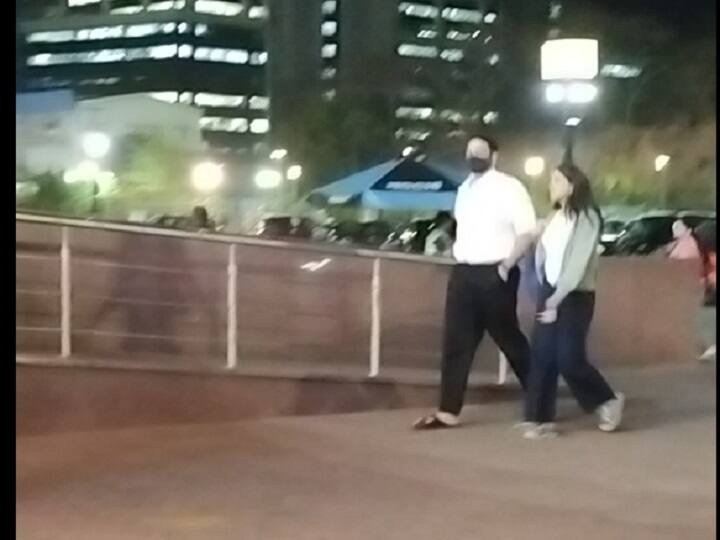 हैरान की बात ये है कि सिद्धांत और नव्या लोगों के आसपास से निकल रहे हैं और कोई उन्हें पहचान नहीं आ पा रहा. हालांकि अब दोनों की तस्वीरें और फोटोज़ सोशल मीडिया पर वायरल हो गए हैं.