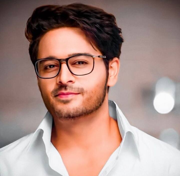 टीवी के मोस्ट पॉपुलर शो ‘अनुपमा’ में अनुज कपाड़िया का रोल प्ले करने वाले गौरव खन्ना भी हाईली एजुकेटेड स्टार्स में से एक हैं. उन्होंने बिजनेस एडमिनिस्ट्रेशन में मास्टर डिग्री ली है.