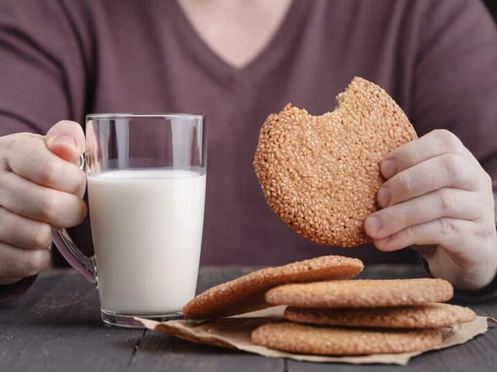 have you heard about milk biscuits syndrome among kids बच्चे को दूध और बिस्कुट खिलाना पड़ सकता है भारी, हो सकता है मिल्क बिस्किट सिंड्रोम...जानिए इसके लक्षण