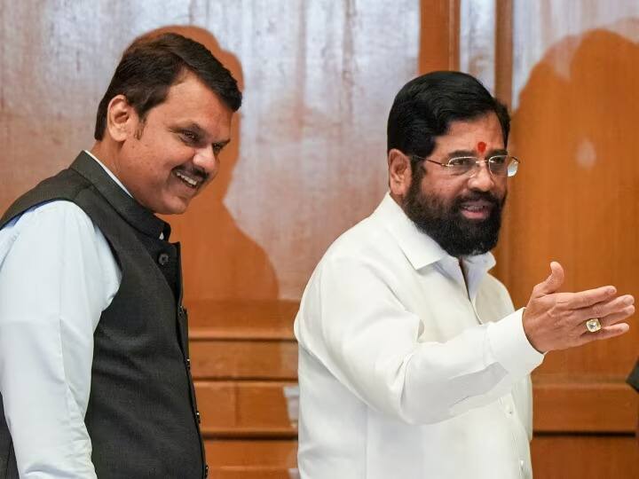 ‘देशात मोदी, महाराष्ट्रात शिंदे सरकार’असं शीर्षक असलेल्या जाहिरातीवरून वाकयुद्धाला सुरूवात झाली होती. यावरून राष्ट्रवादीसह अन्य विरोधी पक्षांचं असं म्हणणं आहे की, भाजप आणि एकनाथ शिंदे यांच्यात सर्व काही सुरळीत चालले नसल्याचं दिसून येत आहे.